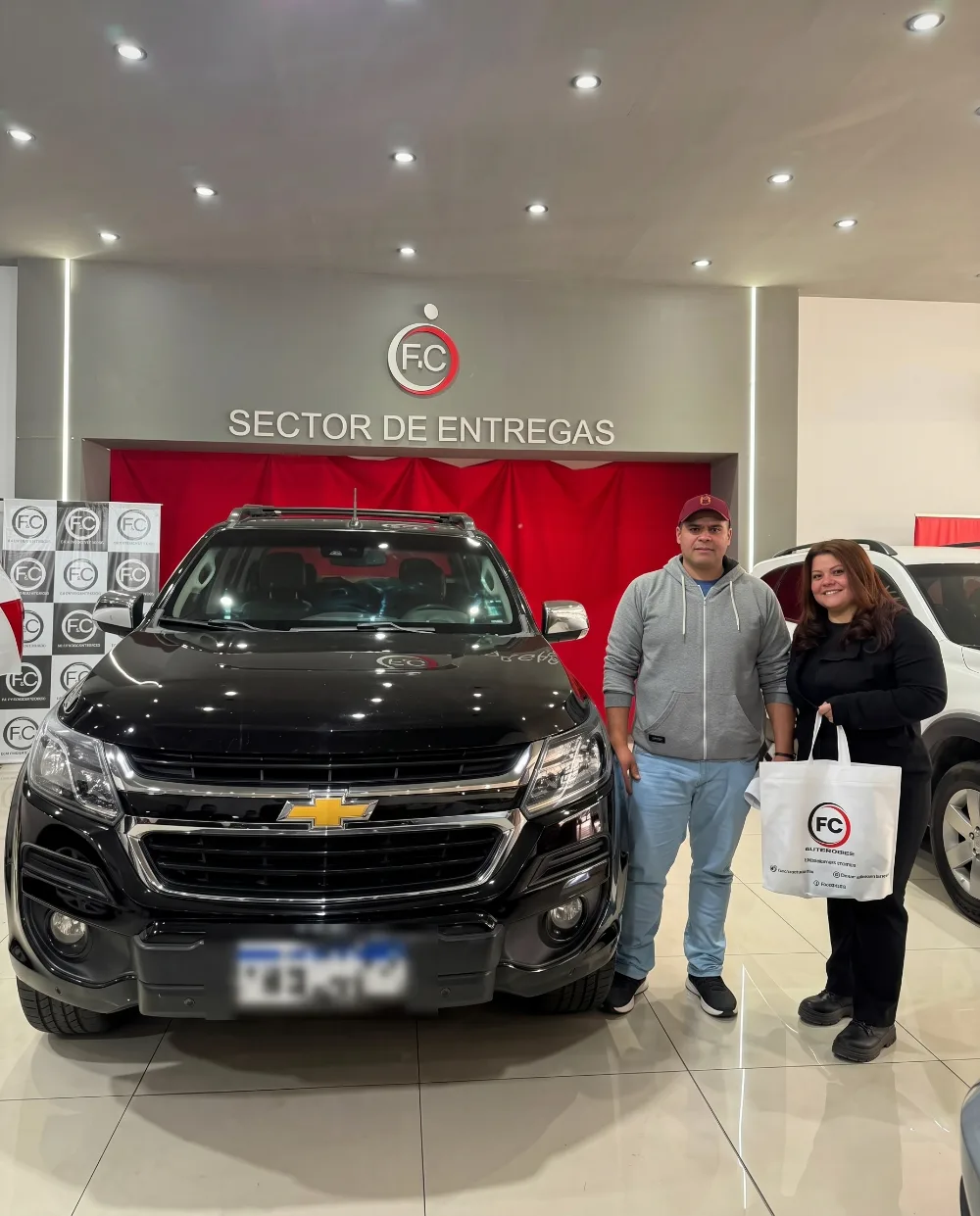 Entrega de una SUV Chevrolet negra en el sector de entregas de F&C Automotores, para un cliente de José C. Paz, Buenos Aires