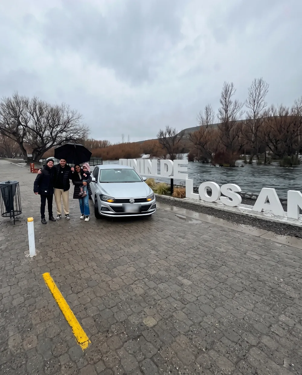 Entrega de un Volkswagen Polo gris en Junín de los Andes, Neuquén, junto al río y las letras de la ciudad