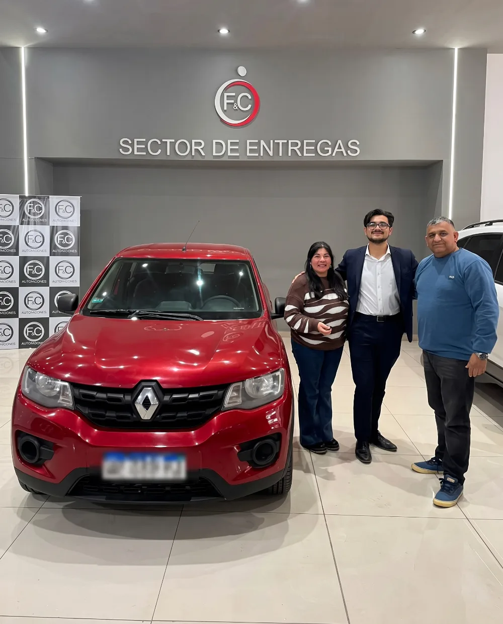 Entrega de un Renault Kwid rojo en el sector de entregas de F&C Automotores, para una clienta de Recreo, Santa Fe
